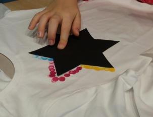 T-Shirt selbst gestalten mit Schablone und Stoffmalfarben
