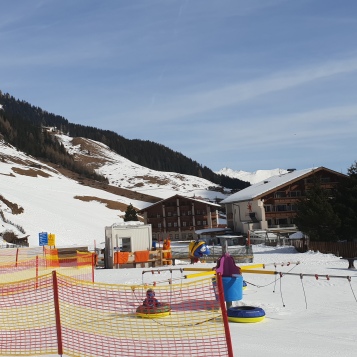 Skifahren für Kinder: Übungshang und Karusell Hintertux